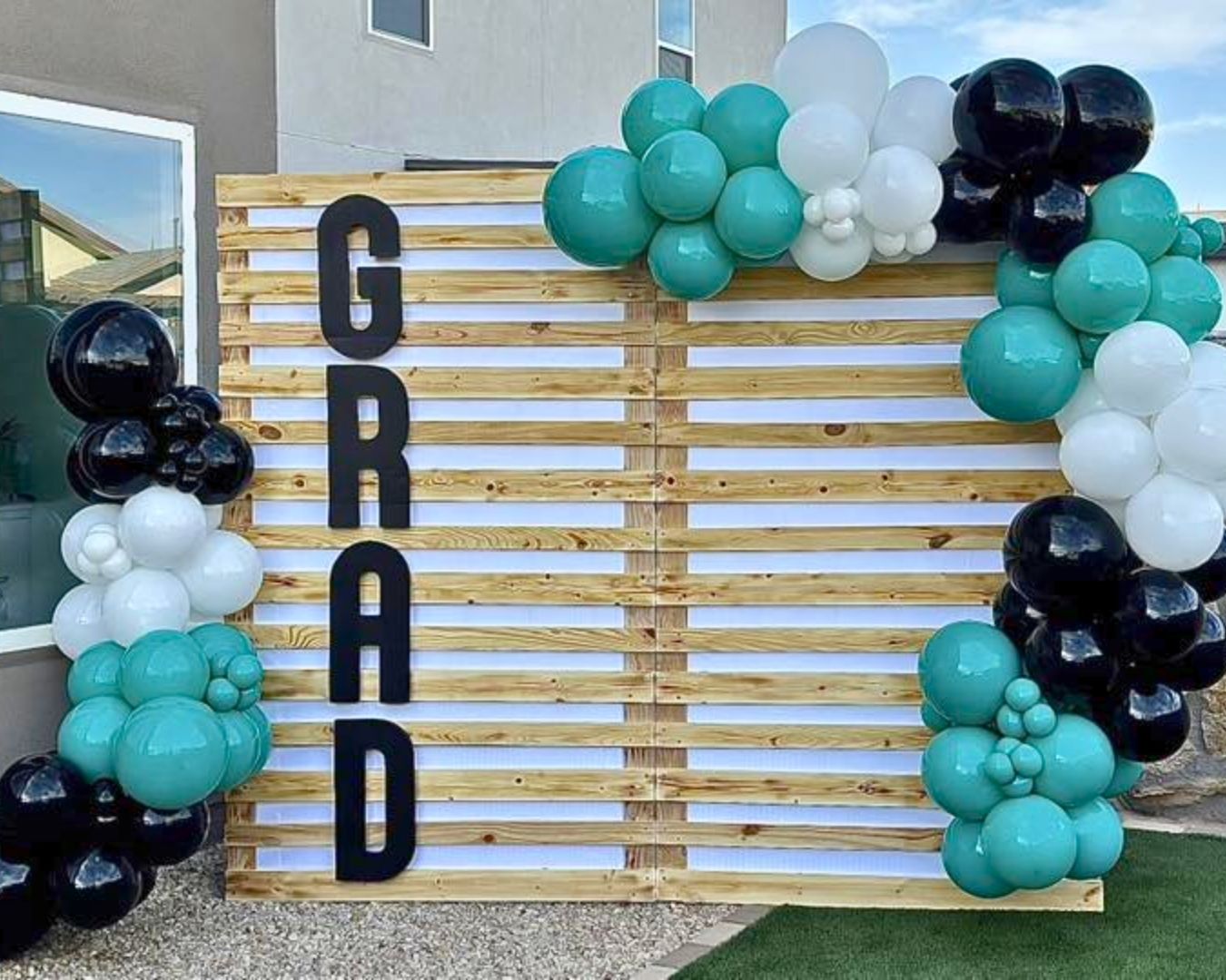 Grad Back Decor 49 Graduation Party Decor Ideas for a Memorable Celebration - Mums Invited